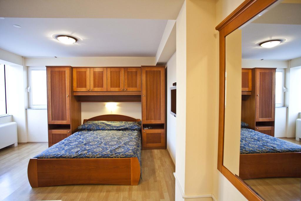 Studio Apartmani Bijeli Delfin ビオグラード・ナ・モル 部屋 写真